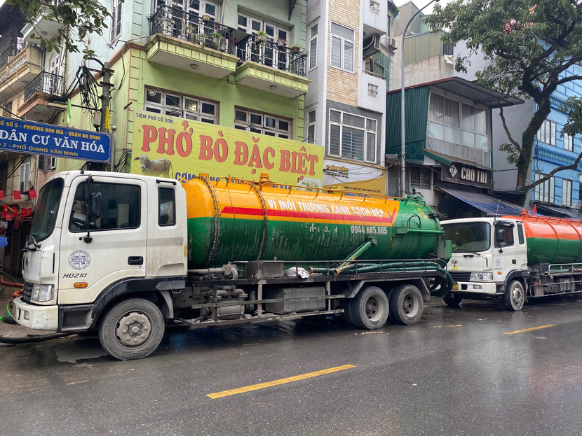 Phương tiện và nhân lực túc trực cả ngày 21/2 tại ngõ 7 Giang Văn Minh để xử lý sự cố phun trào phụ gia Phương tiện và nhân lực túc trực cả ngày 21/2 tại ngõ 7 Giang Văn Minh để xử lý sự cố phun trào phụ gia