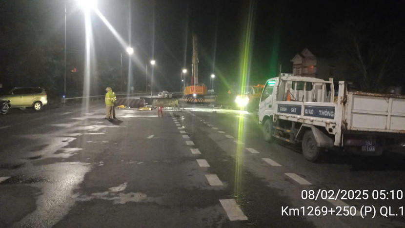 Hiện trường vụ tai nạn tại Phú Yên làm 3 người tử vong, hàng chục người bị thương Hiện trường vụ tai nạn tại Phú Yên làm 3 người tử vong, hàng chục người bị thương