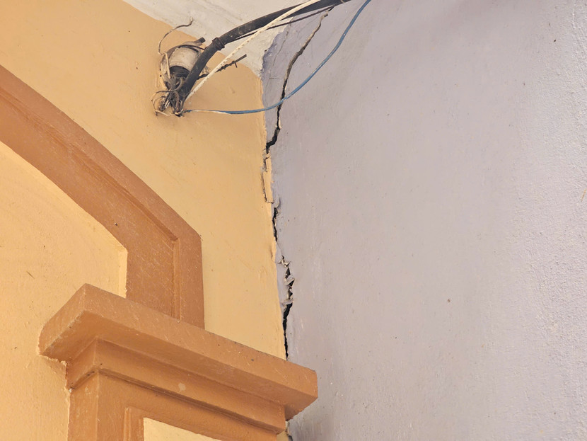 Nhà nhiều hộ dân tại ngõ số 7 Giang Văn Minh, Ba Đình, Hà Nội bị nứt