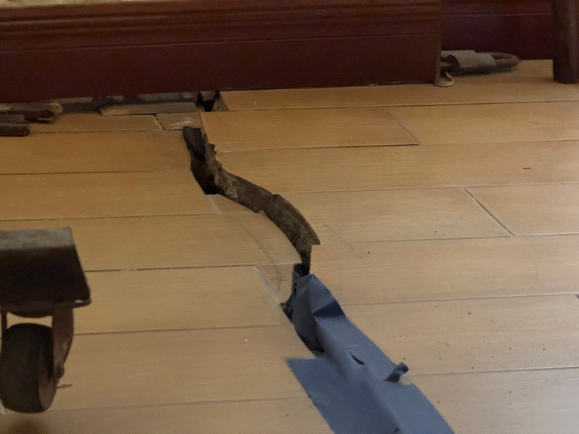 Nền nhà bị nứt toác sau sự cố phụ gia khoan ngầm metro phun trào nhiều ngày