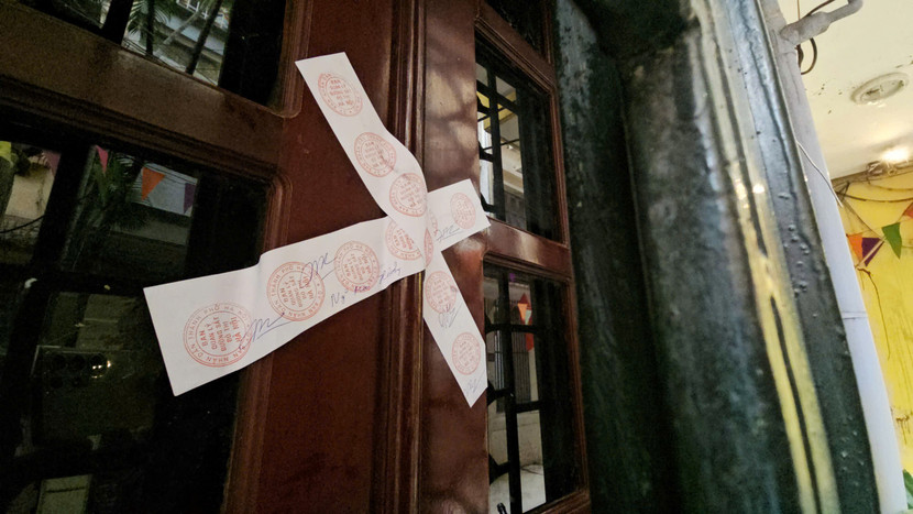 Trong đêm qua, chính quyền phường Kim Mã đã phối hợp với Chủ đầu tư di dời khẩn cấp một số hộ dân để đảm bảo an toàn