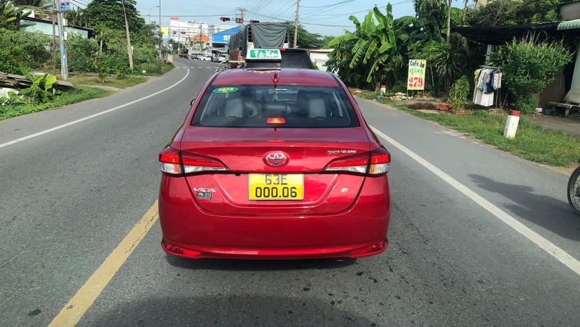 Theo quy định, xe kinh doanh vận tải phải chuyển màu biển kiểm soát từ màu trắng sang màu vàng