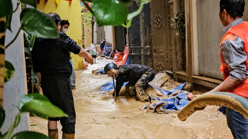 Công nhân xử lý sự cố phun trào phụ gia trong quá trình đào hầm metro Nhổn- Ga Hà Nội Công nhân xử lý sự cố phun trào phụ gia trong quá trình đào hầm metro Nhổn- Ga Hà Nội