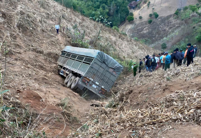 Hiện trường chiếc xe đầu kéo rơi xuống vực qua đèo Chẹn ở Bắc Yên, Sơn La làm 2 người tử vong Hiện trường chiếc xe đầu kéo rơi xuống vực qua đèo Chẹn ở Bắc Yên, Sơn La làm 2 người tử vong