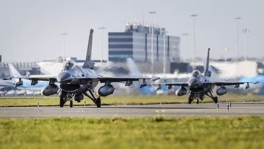 Hai chiếc máy bay chiến đấu F-16 của Không quân Hà Lan Hai chiếc máy bay chiến đấu F-16 của Không quân Hà Lan