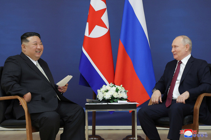 Tổng thống Nga Vladimir Putin (bên phải) gặp Chủ tịch Triều Tiên Kim Jong-un tại sân bay vũ trụ Vostochny Tổng thống Nga Vladimir Putin (bên phải) gặp Chủ tịch Triều Tiên Kim Jong-un tại sân bay vũ trụ Vostochny