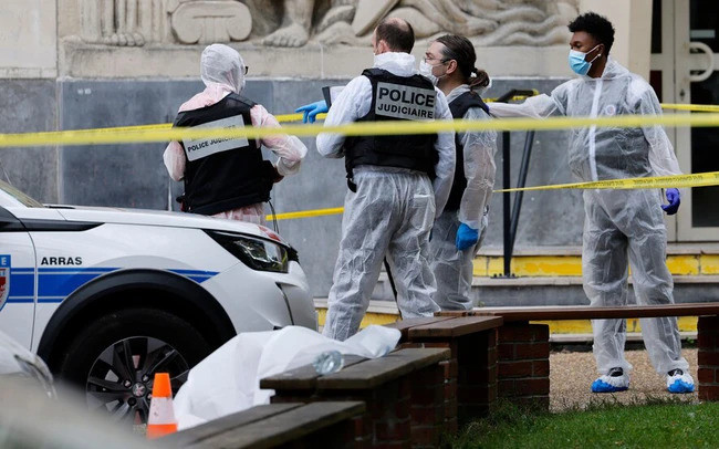 Lực lượng chức năng Pháp điều tra hiện trường vụ đâm dao