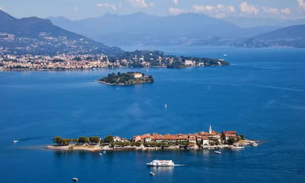 Hồ Maggiore, nằm ở phía Nam của dãy núi Alps, là hồ lớn thứ hai ở Italia