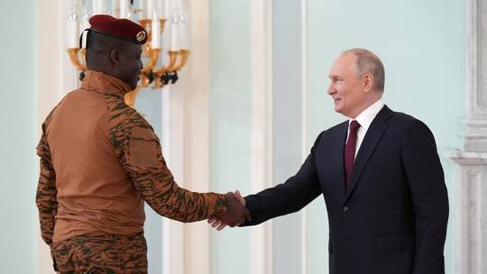 Tổng thống Nga Vladimir Putin bắt tay Tổng thống lâm thời Burkina Faso, ông Ibrahim Traore Tổng thống Nga Vladimir Putin bắt tay Tổng thống lâm thời Burkina Faso, ông Ibrahim Traore