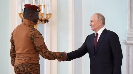 Tổng thống Nga Vladimir Putin bắt tay Tổng thống lâm thời Burkina Faso, ông Ibrahim Traore
