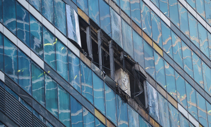 Hư hại tại tòa nhà cao tầng ở Moscow sau vụ tập kích bằng UAV rạng sáng 1-8-2023