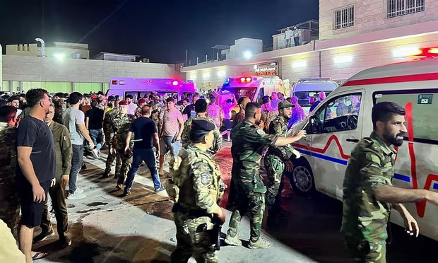 Xe cứu thương được điều động đến hiện trường vụ hỏa hoạn