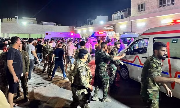 Xe cứu thương được điều động đến hiện trường vụ hỏa hoạn