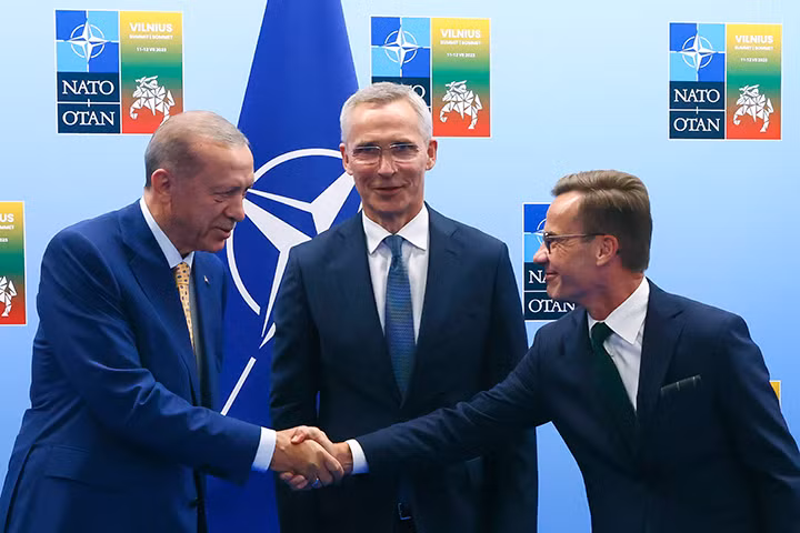 Tổng thống Thổ Nhĩ Kỳ Recep Tayyip Erdogan, Tổng thư ký NATO Jens Stoltenberg và Thủ tướng Thụy Điển Ulf Kristersson tại Hội nghị thượng đỉnh NATO ở Vilnius, Lithuania vào ngày 10-7-2023 Tổng thống Thổ Nhĩ Kỳ Recep Tayyip Erdogan, Tổng thư ký NATO Jens Stoltenberg và Thủ tướng Thụy Điển Ulf Kristersson tại Hội nghị thượng đỉnh NATO ở Vilnius, Lithuania vào ngày 10-7-2023