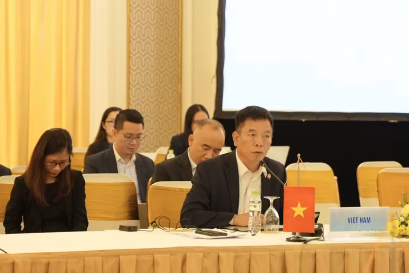 Đại sứ Vũ Hồ, Quyền Trưởng SOM ASEAN Việt Nam, dẫn đầu đoàn Việt Nam tham dự các Hội nghị. Ảnh: Bộ Ngoại giao