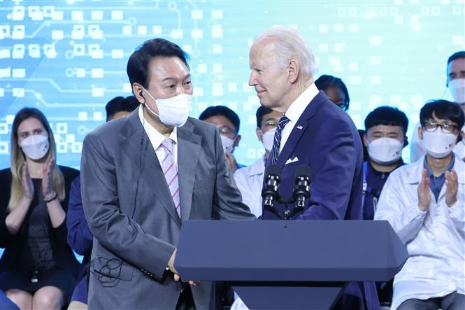 Tổng thống Mỹ Joe Biden (phải) và người đồng cấp Hàn Quốc Yoon Suk-yeol Tổng thống Mỹ Joe Biden (phải) và người đồng cấp Hàn Quốc Yoon Suk-yeol