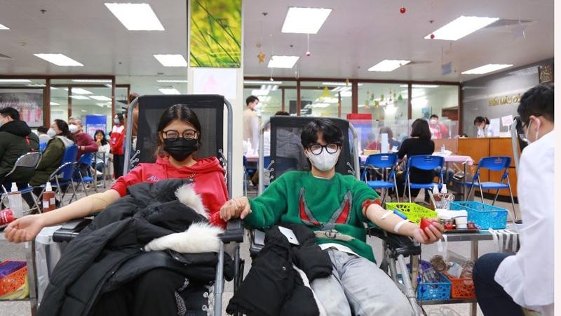 Nhiều cặp đôi cùng tham gia hiến máu nhân dịp Valentine tại Lễ hội Xuân hồng 2012. Ảnh: Viện Huyết học – Truyền máu Trung ương. Nhiều cặp đôi cùng tham gia hiến máu nhân dịp Valentine tại Lễ hội Xuân hồng 2012. Ảnh: Viện Huyết học – Truyền máu Trung ương.