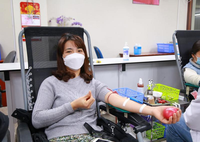 Không ngại thời tiết khắc nghiệt, chị Nguyễn Thị Thu Thủy tham gia hiến máu lần thứ 13. Ảnh: Viện Huyết học – Truyền máu Trung ương. Không ngại thời tiết khắc nghiệt, chị Nguyễn Thị Thu Thủy tham gia hiến máu lần thứ 13. Ảnh: Viện Huyết học – Truyền máu Trung ương.