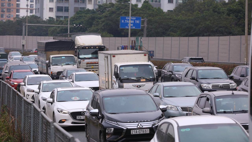 Phương tiện xếp hàng dài trở về Thủ đô vào chiều 2/1 Phương tiện xếp hàng dài trở về Thủ đô vào chiều 2/1