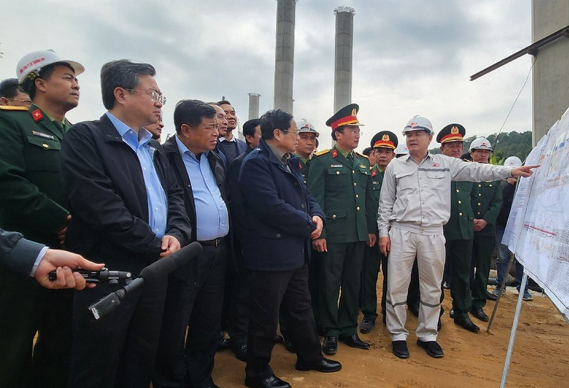 Thủ tướng Chính phủ nghe báo cáo tại dự án cao tốc Diễn Châu- Bãi Vọt Thủ tướng Chính phủ nghe báo cáo tại dự án cao tốc Diễn Châu- Bãi Vọt