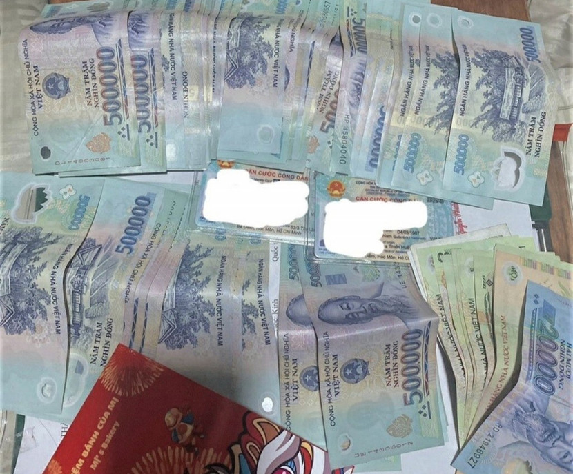 Số tiền gần 35 triệu đồng của hành khách bỏ quên trên chuyến tàu Tết được trả lại Số tiền gần 35 triệu đồng của hành khách bỏ quên trên chuyến tàu Tết được trả lại