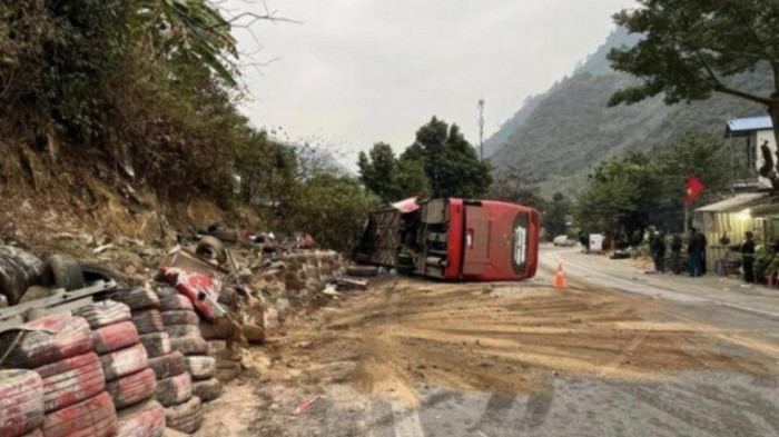 Lật xe khách ở Hòa Bình làm 3 người chết, 2 người bị thương ở Hòa Bình ngày 18/1 Lật xe khách ở Hòa Bình làm 3 người chết, 2 người bị thương ở Hòa Bình ngày 18/1