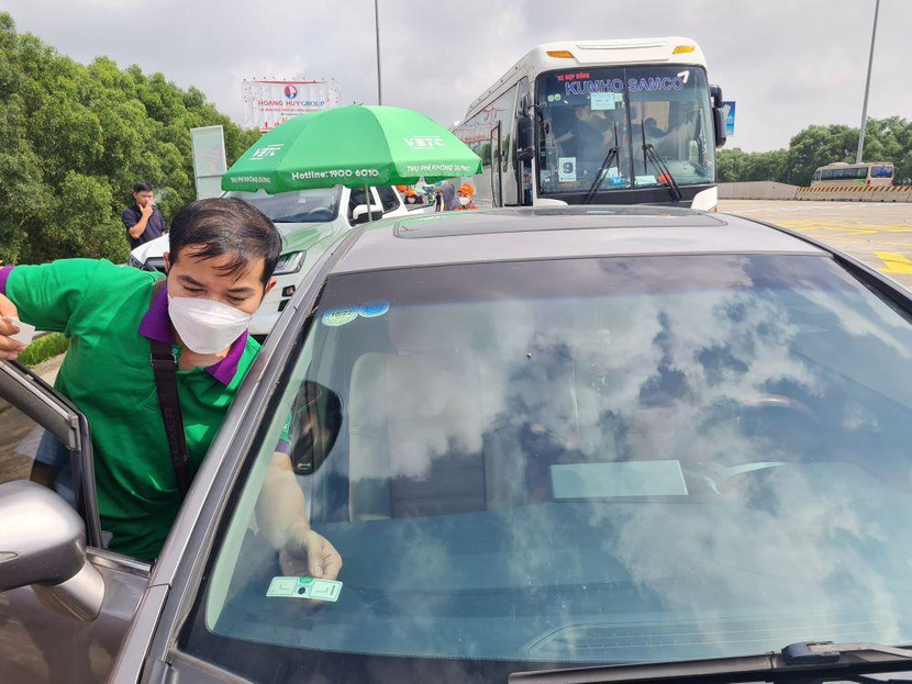 Việc dán thẻ thu phí ETC vẫn đang tồn tại một số bất cập gây bức xúc cho chủ phương tiện Việc dán thẻ thu phí ETC vẫn đang tồn tại một số bất cập gây bức xúc cho chủ phương tiện