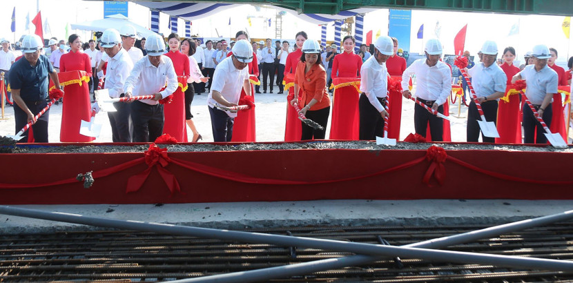 Lãnh đạo Thành ủy, UBND TP Hà Nội phát lệnh hợp long đốt dầm cầu cuối cùng của cầu Vĩnh Tuy 2 vào sáng nay