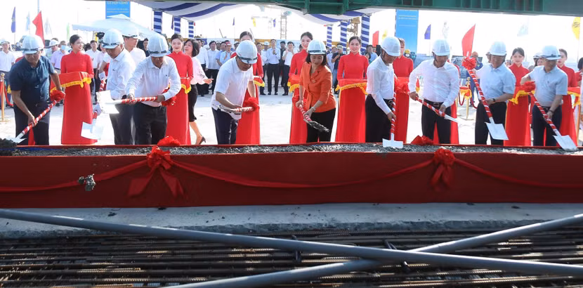 Lãnh đạo Thành ủy, UBND TP Hà Nội phát lệnh hợp long đốt dầm cầu cuối cùng của cầu Vĩnh Tuy 2 vào sáng nay