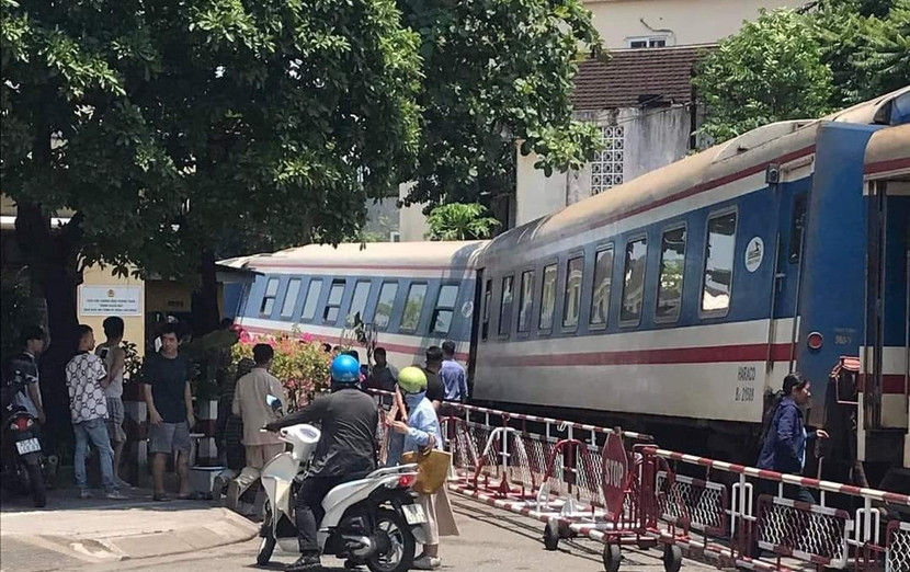 Trên tuyến đường sắt Bắc- Nam tồn tại nhiều điểm giao cắt đồng mức giữa đường sắt và đường bộ, gây mất ATGT