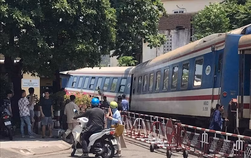 Trên tuyến đường sắt Bắc- Nam tồn tại nhiều điểm giao cắt đồng mức giữa đường sắt và đường bộ, gây mất ATGT