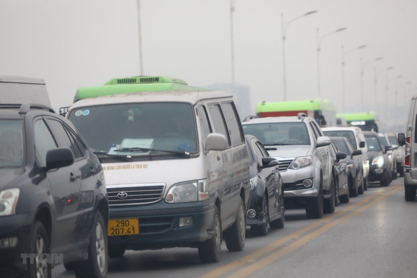 Cầu Vĩnh Tuy 1 hiện đã mãn tải, thường xuyên ùn tắc vào các khung giờ cao điểm trong ngày