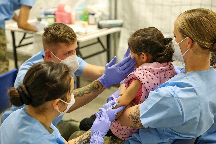 Tiêm vaccime phòng sởi cho trẻ ở bang Texas