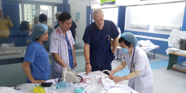 Nhờ nguồn tài trợ từ UpRace, nhiều bác sĩ, điều dưỡng được đào tạo Hồi sức sơ sinh tại phòng sinh. Ảnh: Newborns Vietnam