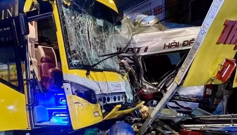 Vụ tai nạn giữa nhà xe Thành Bưởi và xe hợp đồng 16 chỗ, trong đó 2 xe cùng chạy quá tốc độ