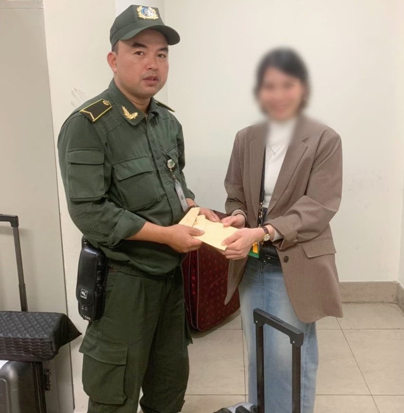 Nhân viên An ninh sân bay Nội Bài trao trả chị H. chiếc va li bỏ quên cùng hơn 48 triệu đồng Nhân viên An ninh sân bay Nội Bài trao trả chị H. chiếc va li bỏ quên cùng hơn 48 triệu đồng