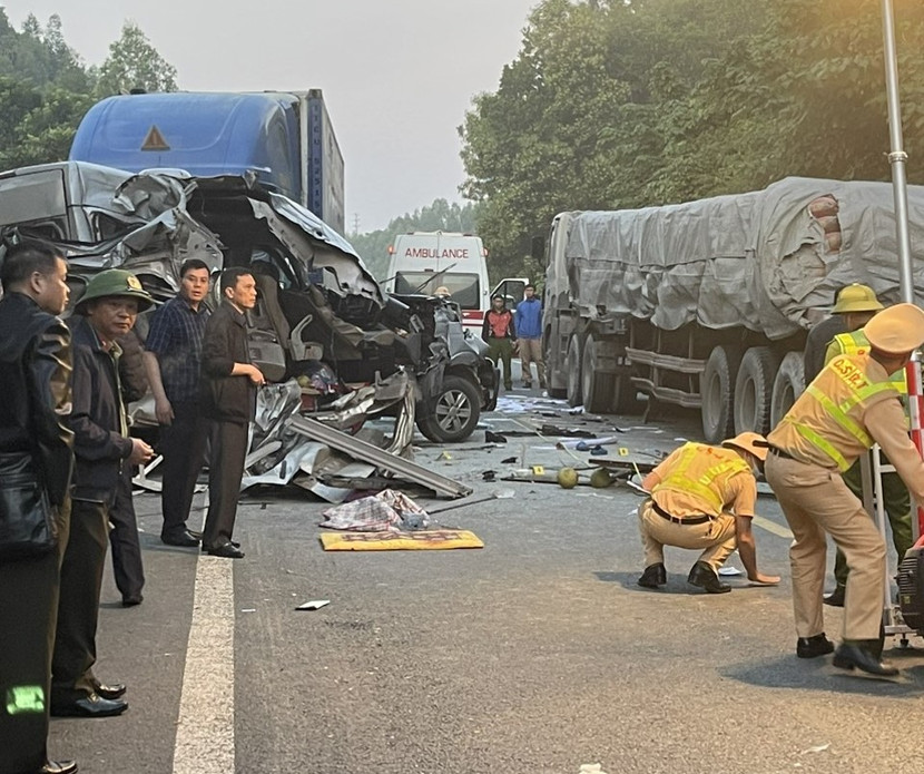 Hiện trường vụ xe hợp đồng 16 chỗ gây tai nạn làm 5 người chết ở Lạng Sơn vào sáng 30/10