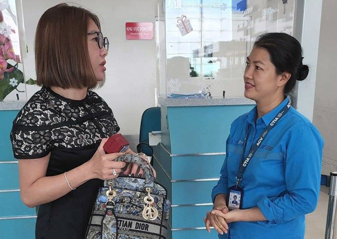 Chị Dung và nữ hành khách làm rơi viên kim cương tại sân bay quốc tế Cần Thơ