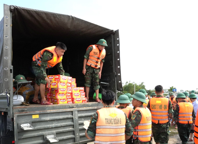 Lực lượng vũ trang tỉnh Thừa Thiên- Huế vận chuyển hàng hóa nhu yếu phẩm về vùng lũ Quảng Điền hỗ trợ người dân bước đầu