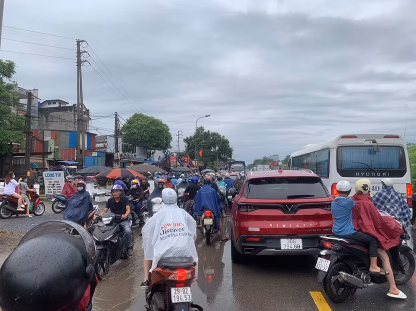 Quốc lộ 6, đoạn từ Yên Nghĩa đến cầu Mai Lĩnh thường xuyên trong cảnh ùn tắc kéo dài