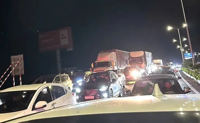 Dòng phương tiện xếp hàng dài trước trạm thu phí Thường Tín trên cao tốc Pháp Vân- Cầu Giẽ vào đêm qua 1/6