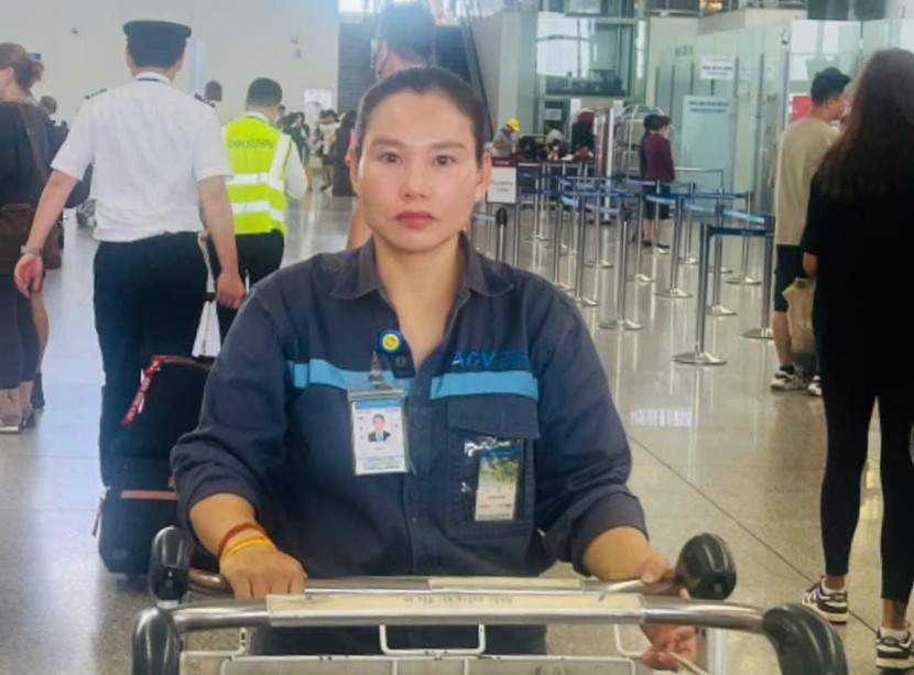 Chị Nguyễn Thị Tâm, nhân viên xe đẩy tại sân bay quốc tế Nội Bài
