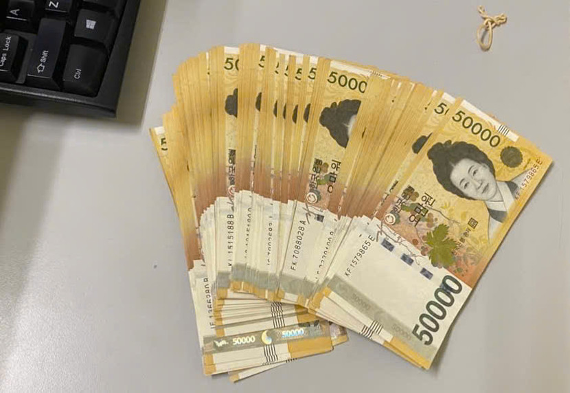 Số tiền mà nữ hành khách người nước ngoài để quên tại sân bay