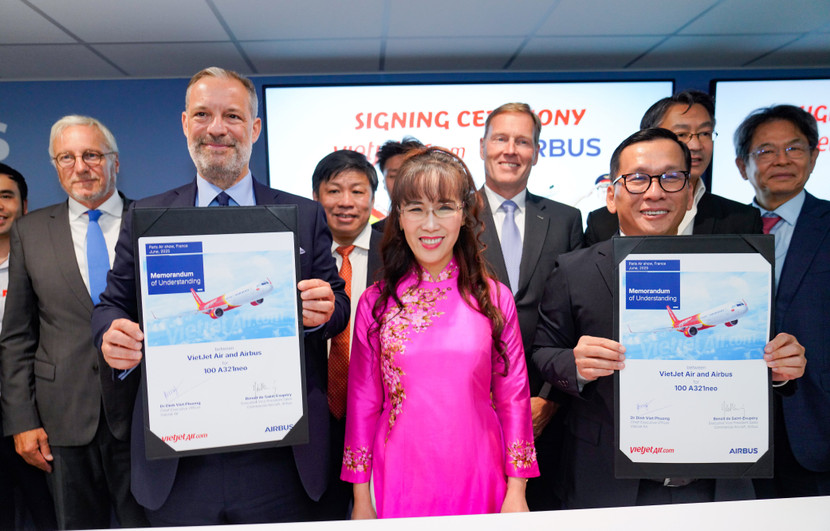 Ông Đinh Việt Phương, Tổng Giám đốc Vietjet (phải) và ông Benoît de Saint-Exupéry, Phó Chủ tịch cấp cao phụ trách Kinh doanh máy bay thương mại của Airbus (trái) trao thỏa thuận đặt hàng 100 máy bay A321neo mới Ông Đinh Việt Phương, Tổng Giám đốc Vietjet (phải) và ông Benoît de Saint-Exupéry, Phó Chủ tịch cấp cao phụ trách Kinh doanh máy bay thương mại của Airbus (trái) trao thỏa thuận đặt hàng 100 máy bay A321neo mới