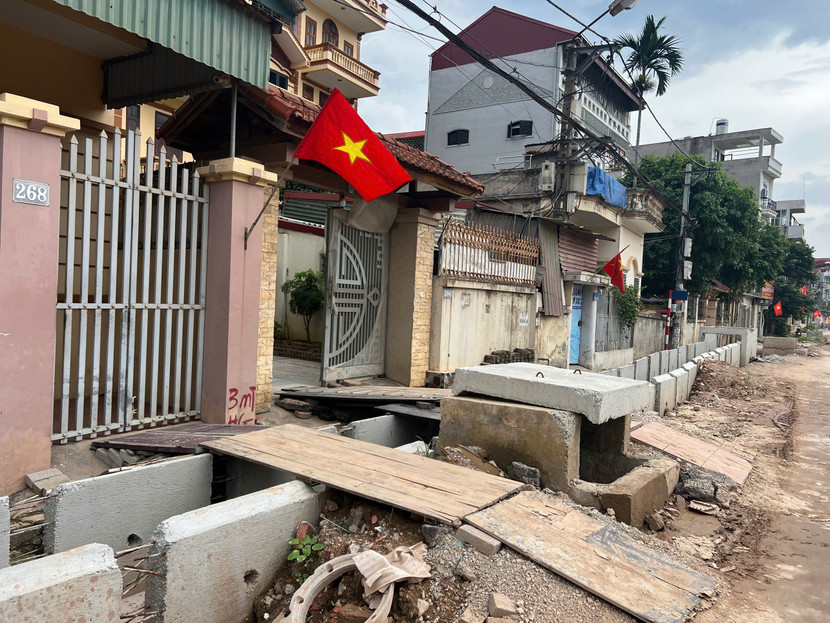 Hệ thống thu nước, tiêu nước trên đường Ngô Quyền, Hà Đông thuộc dự án Trạm bơm tiêu Yên Nghĩa cao hơn nền nhà dân