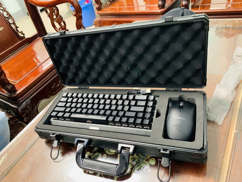 Bên trong hộp hành lý của nam hành khách đã nói đùa &quot;có bom&quot;