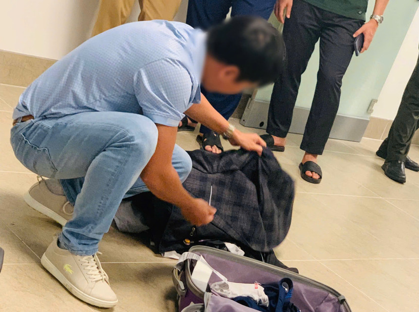 Lực lượng an ninh sân bay Nội Bài kiểm tra hành lý của nam thanh niên sau câu nói đùa giỡn &quot;có bom&quot;