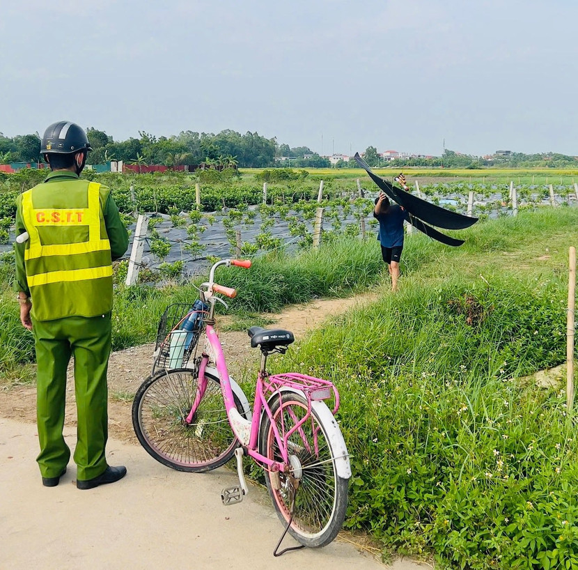 Lực lượng chức năng đã kiểm tra và phát hiện 3 chiếc diều do trẻ em thả gần khu vực sân bay Nội Bài, gây ảnh hưởng đến an toàn bay Lực lượng chức năng đã kiểm tra và phát hiện 3 chiếc diều do trẻ em thả gần khu vực sân bay Nội Bài, gây ảnh hưởng đến an toàn bay