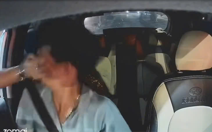 Lái xe bị nhân viên thu phí trên quốc lộ 5 tát vào mặt (ảnh cắt từ clip) Lái xe bị nhân viên thu phí trên quốc lộ 5 tát vào mặt (ảnh cắt từ clip)