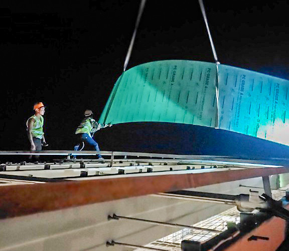 Công nhân đang tiến hành lợp mái che nhà ga Yên Nghĩa đã bị bão thổi tốc từ tháng 9 năm ngoái